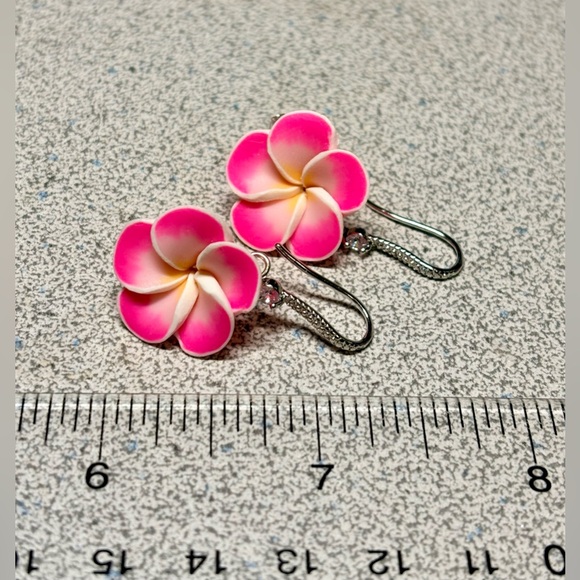 2/22 Hawaiian flower Pink and White polymer clay Earrings - Picture 6 of 9